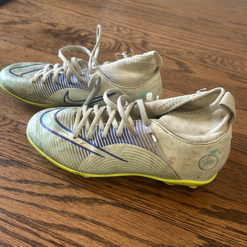 Nike superfly 8 academy used size 2.5 kids